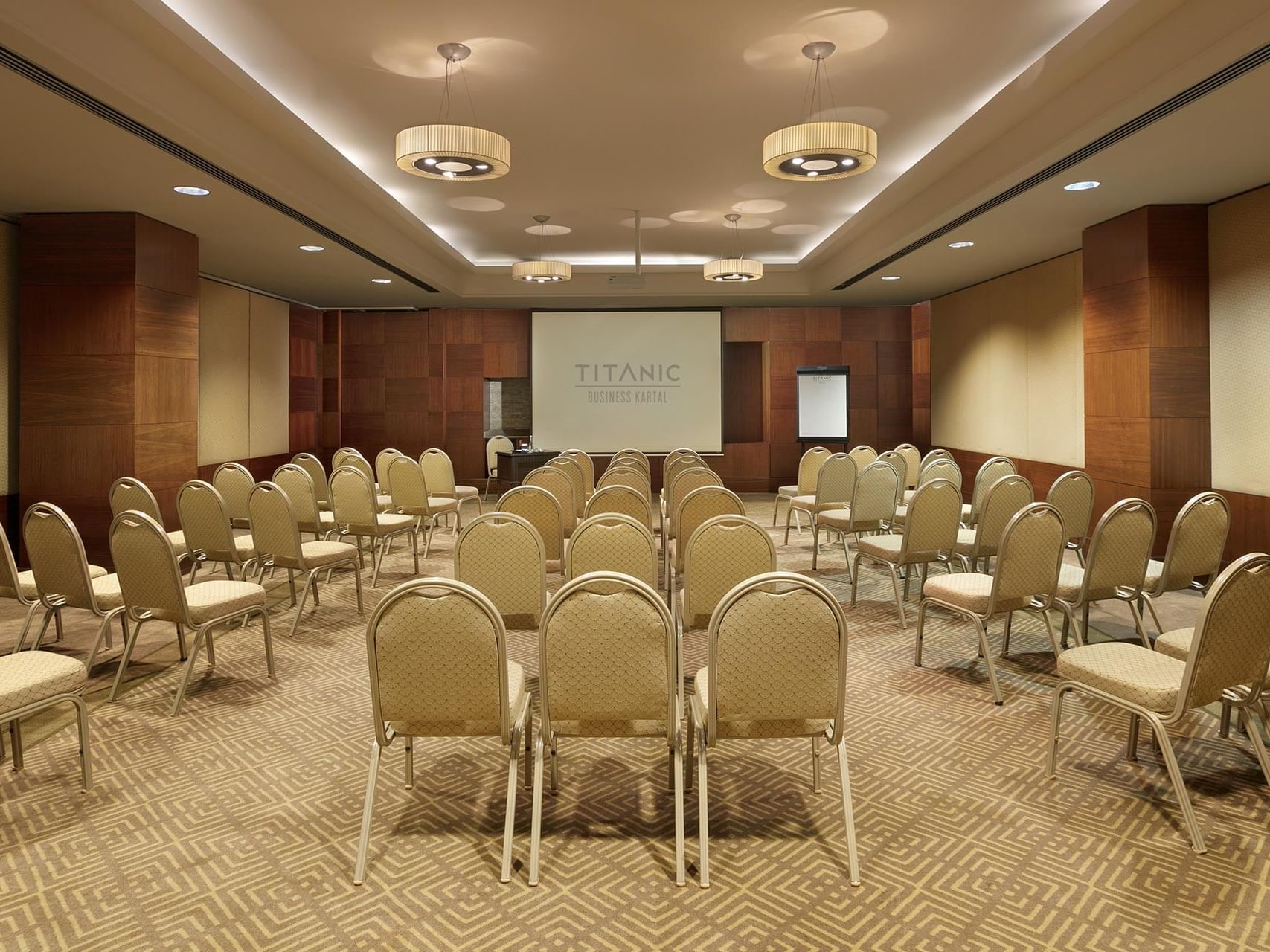  Titanic Business Kartal’daki Porto toplantı salonunda, sınıf düzeninde sandalyelerle hazırlanmış toplantı odası.