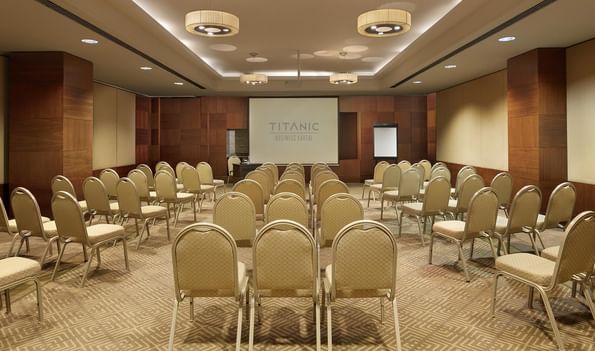 Titanic Business Kartal'daki Porto 1 toplantı salonunda, sandalyelerle sınıf düzeninde hazırlanmış toplantı odası.