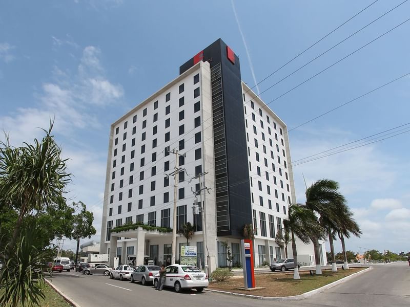 Exterior view of Fiesta Inn Mérida during daytime