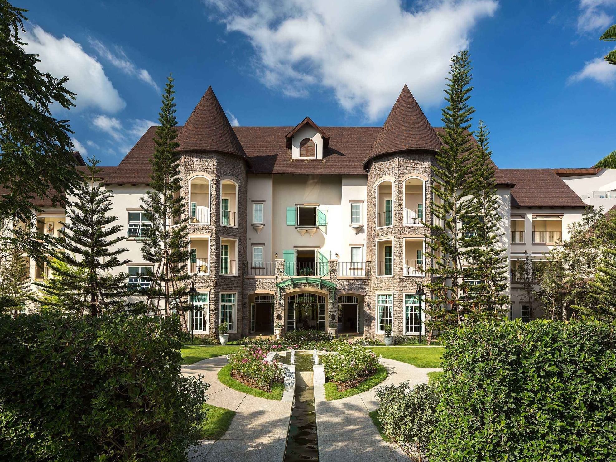 U Khao Yai Hotel Entrance and courtyard