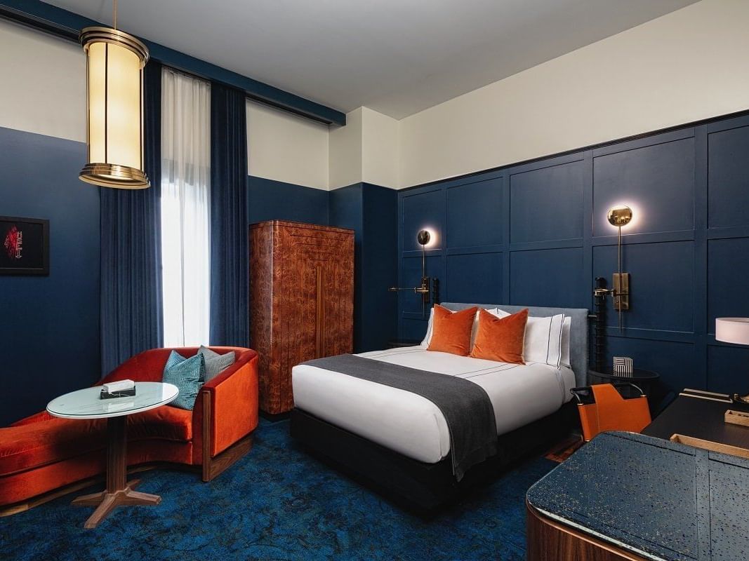 Bedroom of Gold King with a kingbed & sofa at Dream Nashville