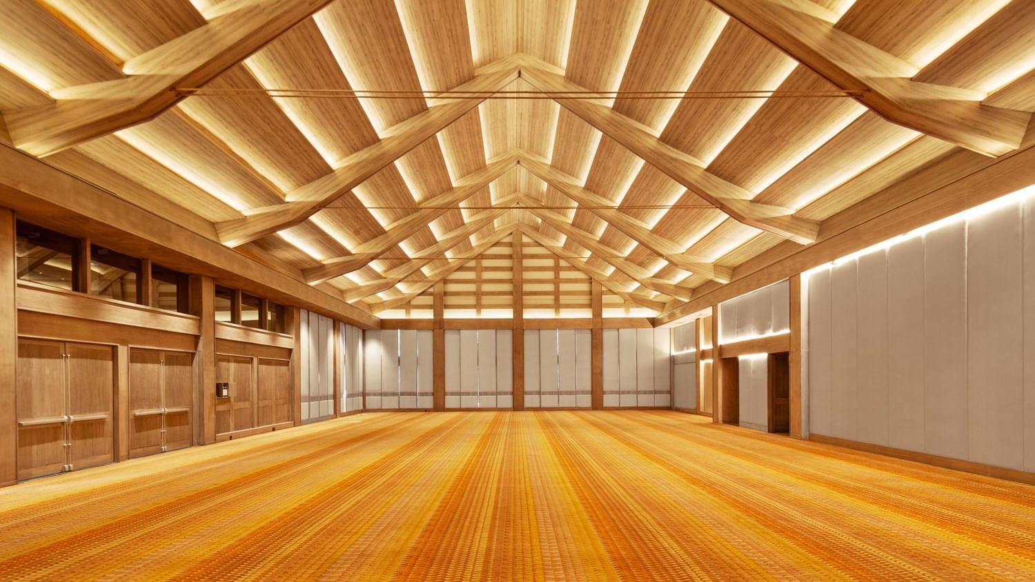 Wooden ceiling with warm lighting and large open space at Grand Fiesta Americana Sumiya Cuernavaca.
