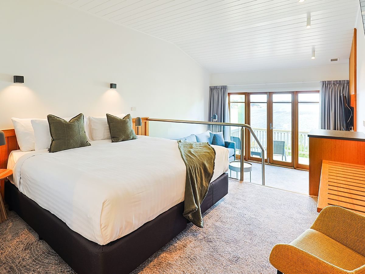 Premium Harbour View Room with a cozy bed at Strahan Village