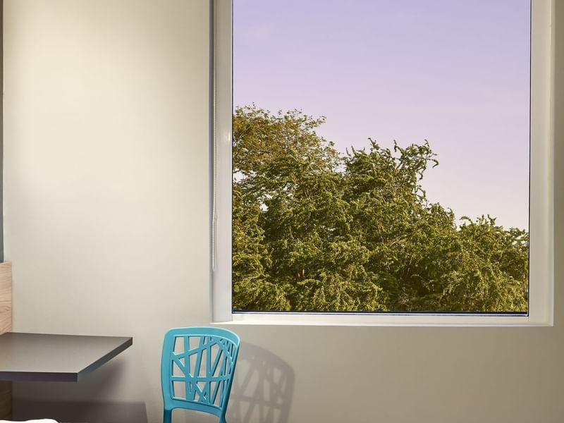 Ventanas abiertas cerca del área de trabajo en One Hotels