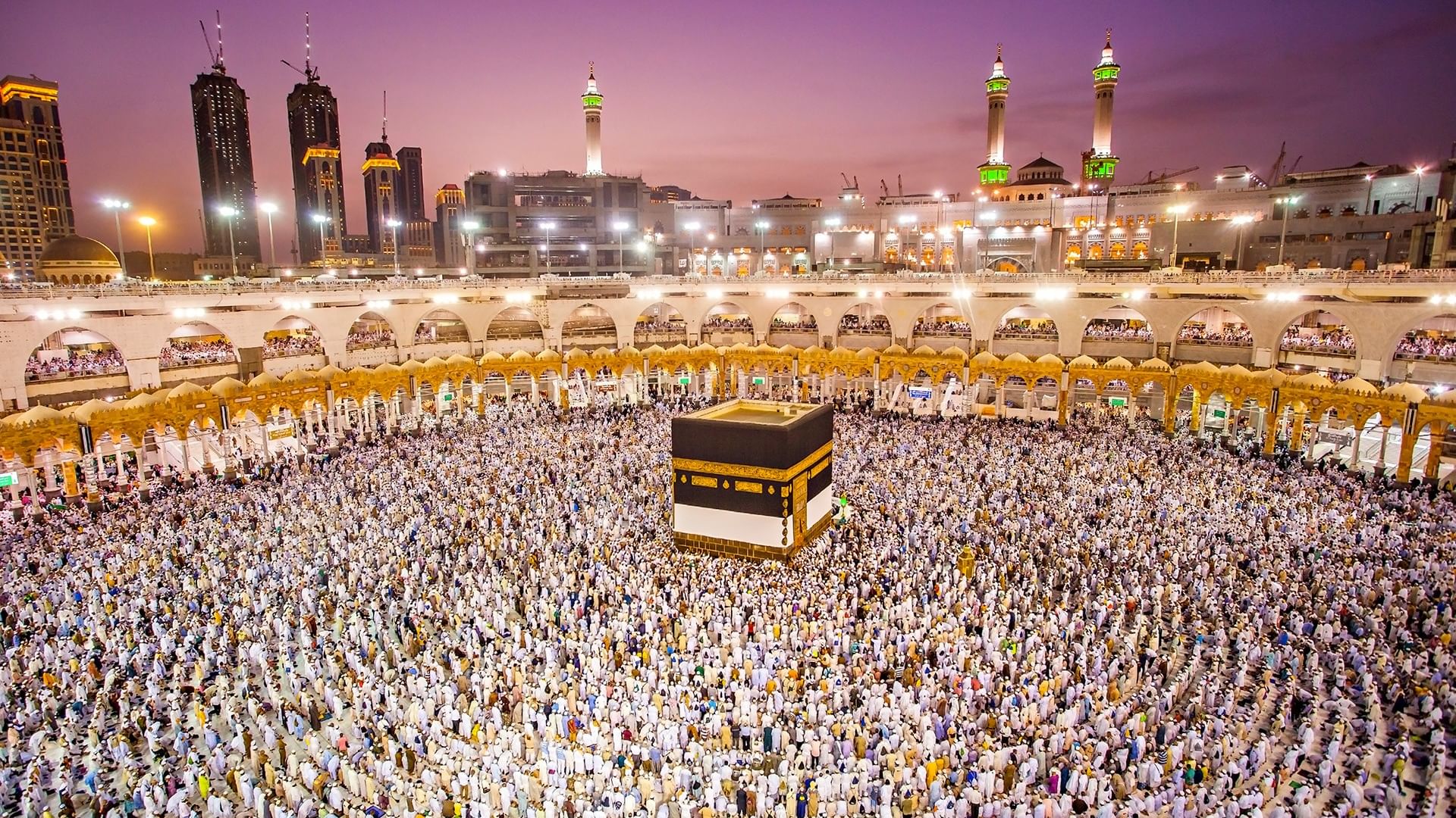 Crowded area with a large square and the Kaaba in the center at Makkah.