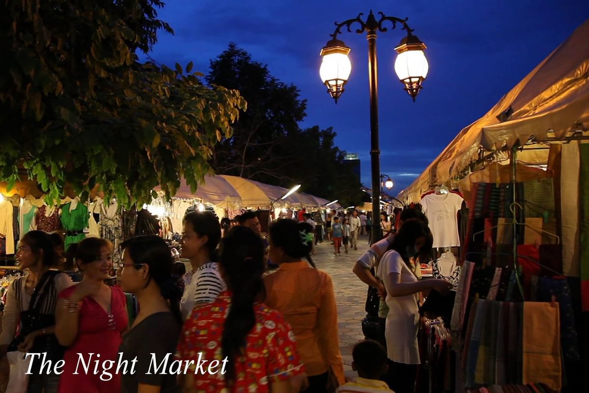 People in the Night Market near Sunway Hotel Phnom Penh