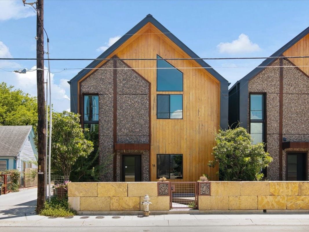 Exterior of Modern Southtown Villa at Riverwalk Plaza Hotel