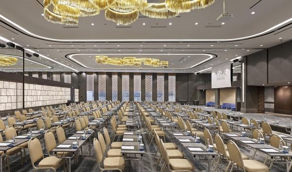 Titanic Business Kartal'ın Karina 1+2 salonu, eğitim ve seminerler için uygun şekilde masa ve sandalyelerle sınıf düzeninde hazırlanmıştır.