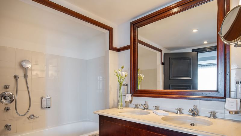 Bathtub with a mirror in Junior suite at Hotel Barsey by Warwick