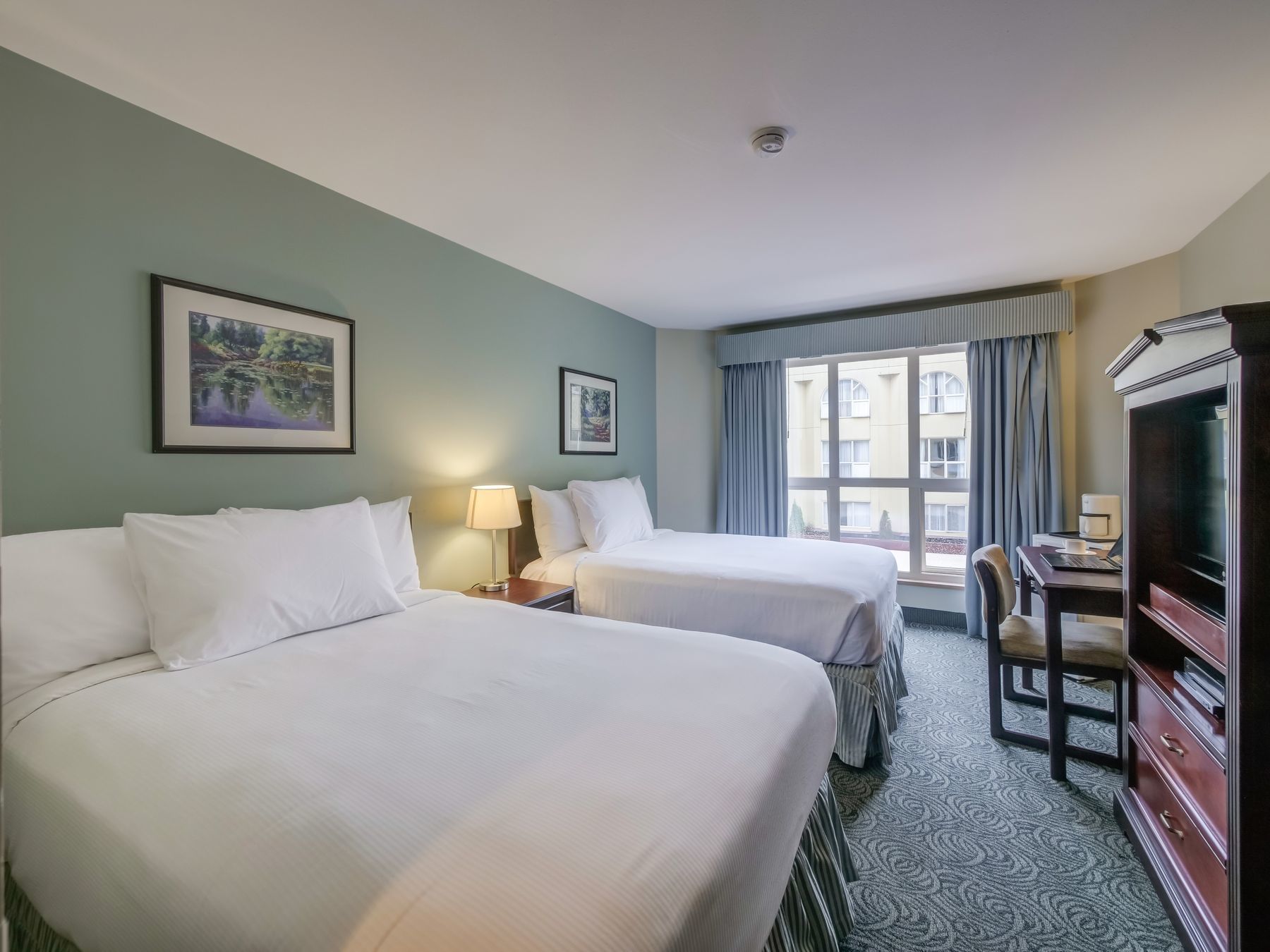 Interior & decor of the Two Queen Beds: Mountain or Courtyard View Room at Harrison Lake Hotel