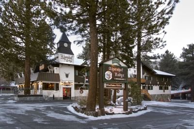 The hotel exterior & sign board of Alpenhof Lodge