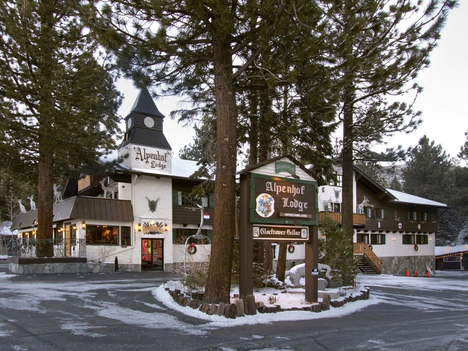 The hotel exterior & sign board of Alpenhof Lodge