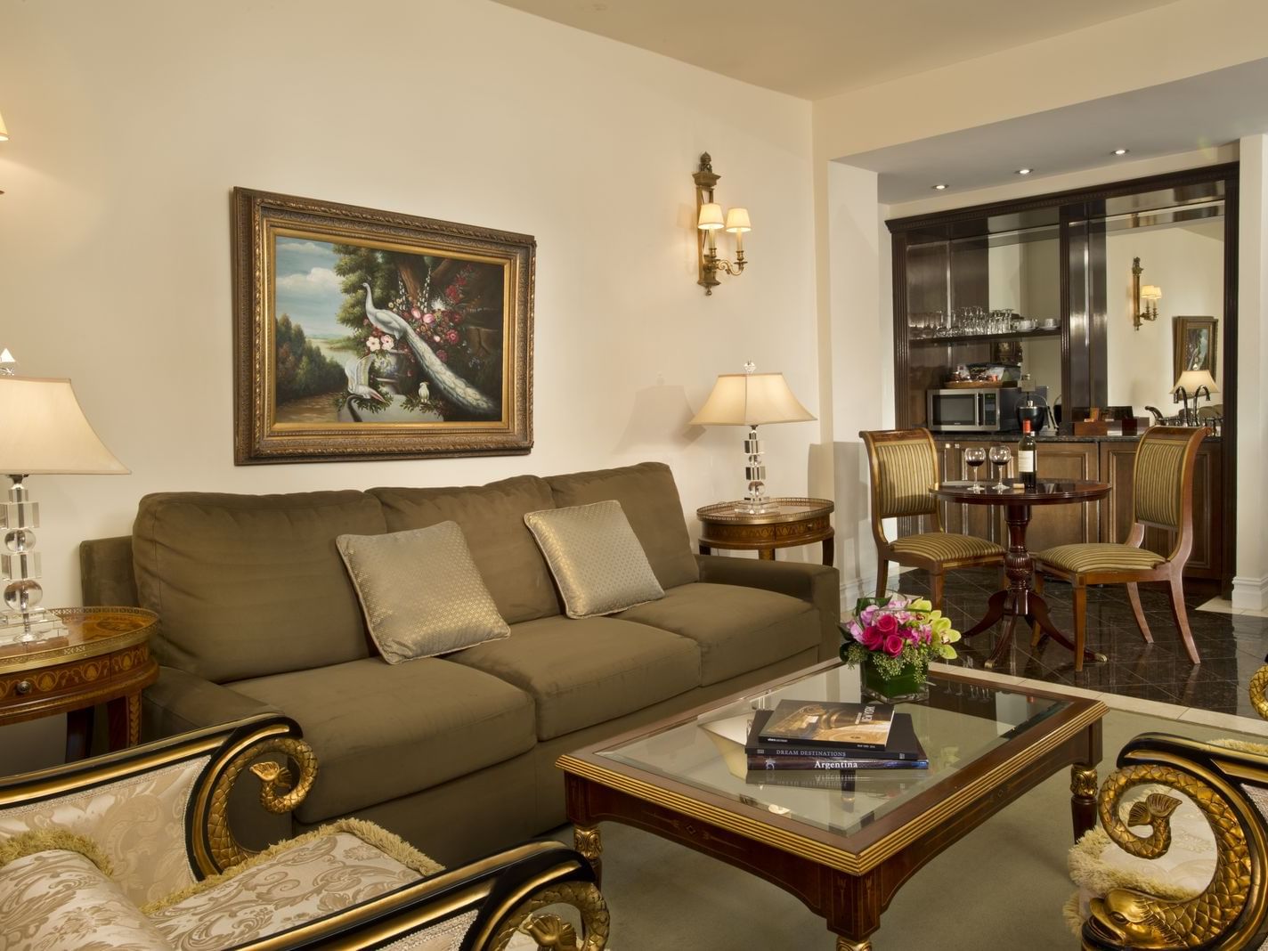 Esta luxuosa suite com um quarto - com duas camas de casal - é decorada num estilo tradicional e com móveis de estilo clássico.