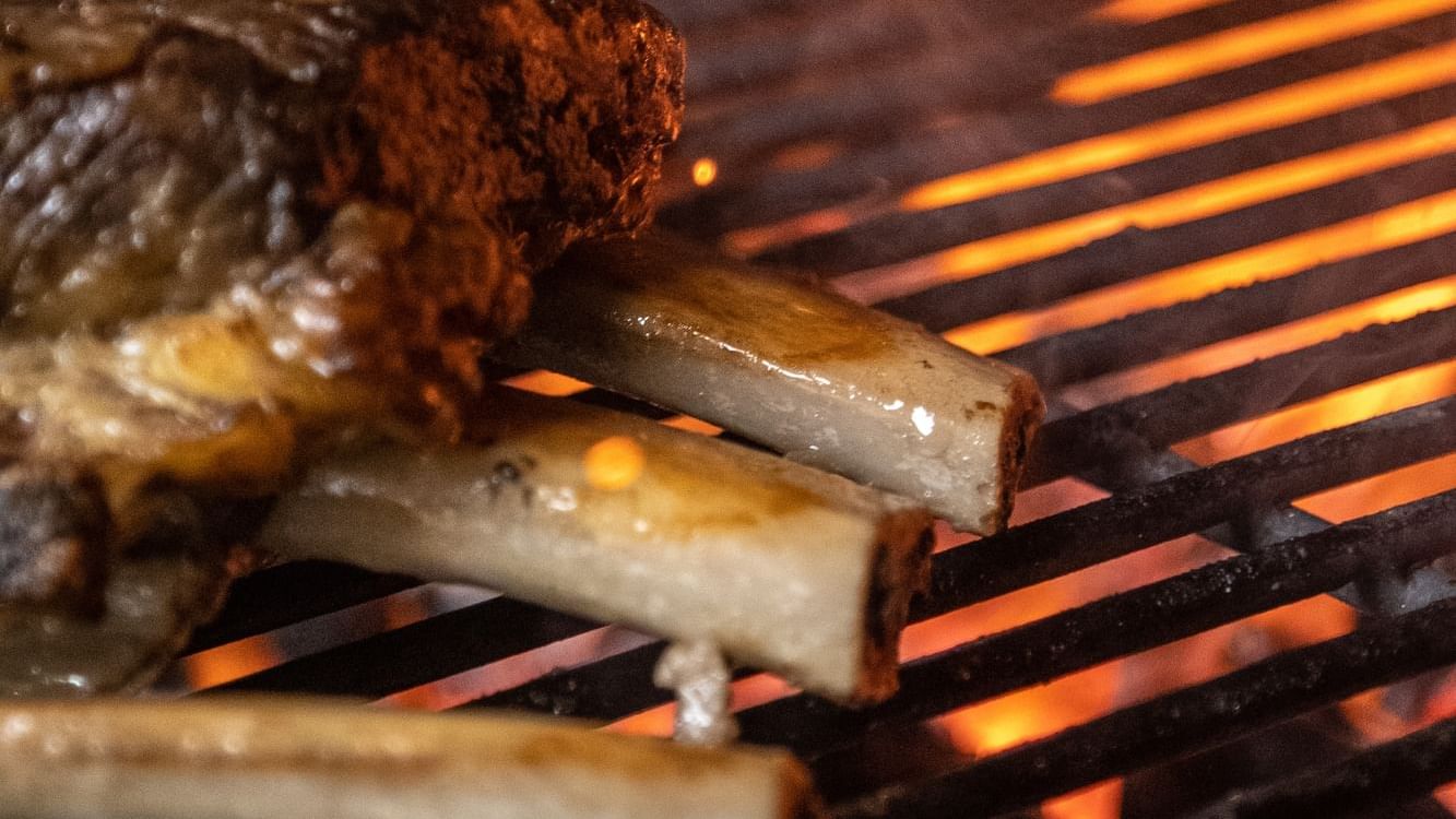 Primer plano de carne a la parrilla servida en De Cortez Grill House en Hacienda Del Mar Los Cabos