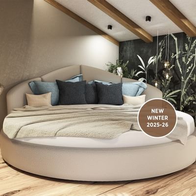 Rundbett in der Premium Suite Bergliebe im Falkensteiner Hotel Antholz.