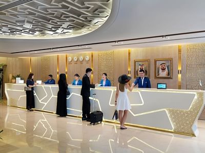 ضيوف على طاولة استقبال فاخرة في فندق وشقة 2 سيزونز