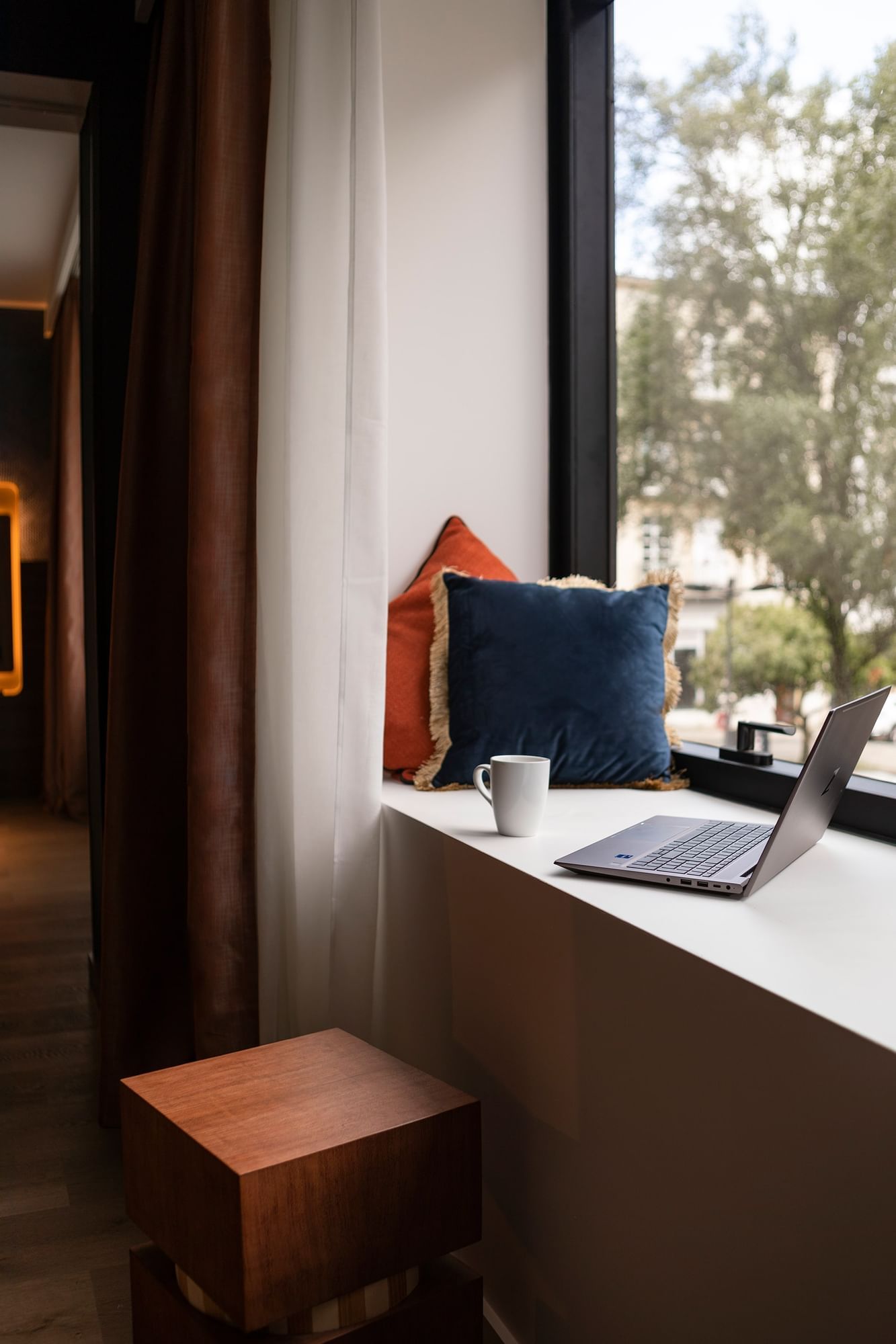 Un ordinateur portable sur le rebord d'une fenêtre à l'Oceania Le Conti Brest