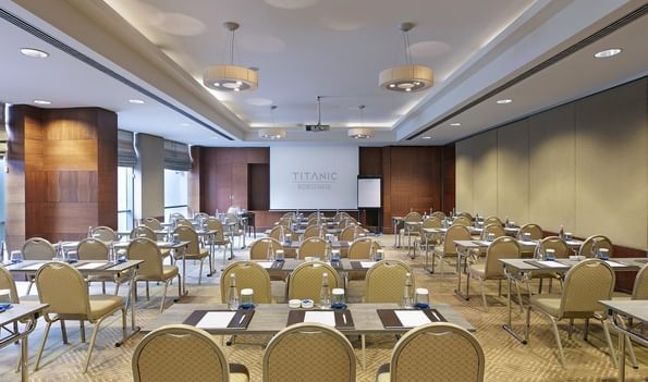 Azor 1 toplantı salonu, Titanic Business Kartal’da eğitim ve seminerler için uygun şekilde, masa ve sandalyelerle sınıf düzeninde hazırlanmıştır.