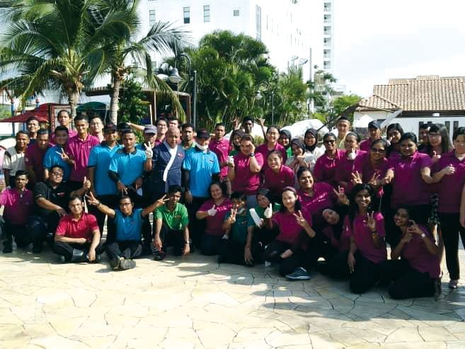 Beach cleanup by Grand Lexis and Lexis PD