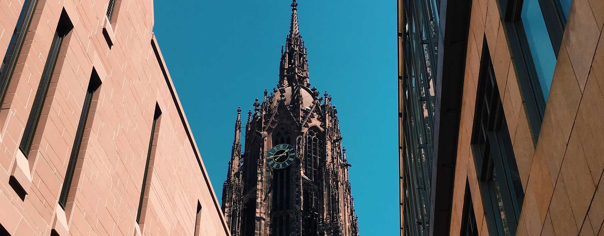 Blick auf eine Kathedrale in der Nähe der Flemings Hotels