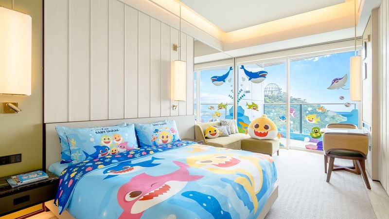Bed in Baby Shark room at Fullerton Ocean Park
