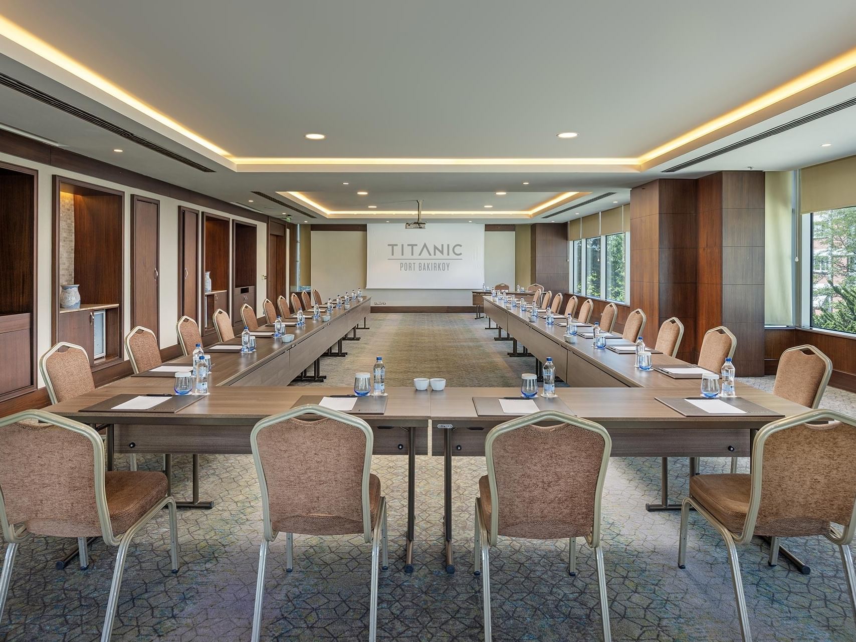 Atlantic toplantı salonunda projeksiyon perdesi ile U şeklinde masa kurulumu Titanic Port Bakırköy’de.