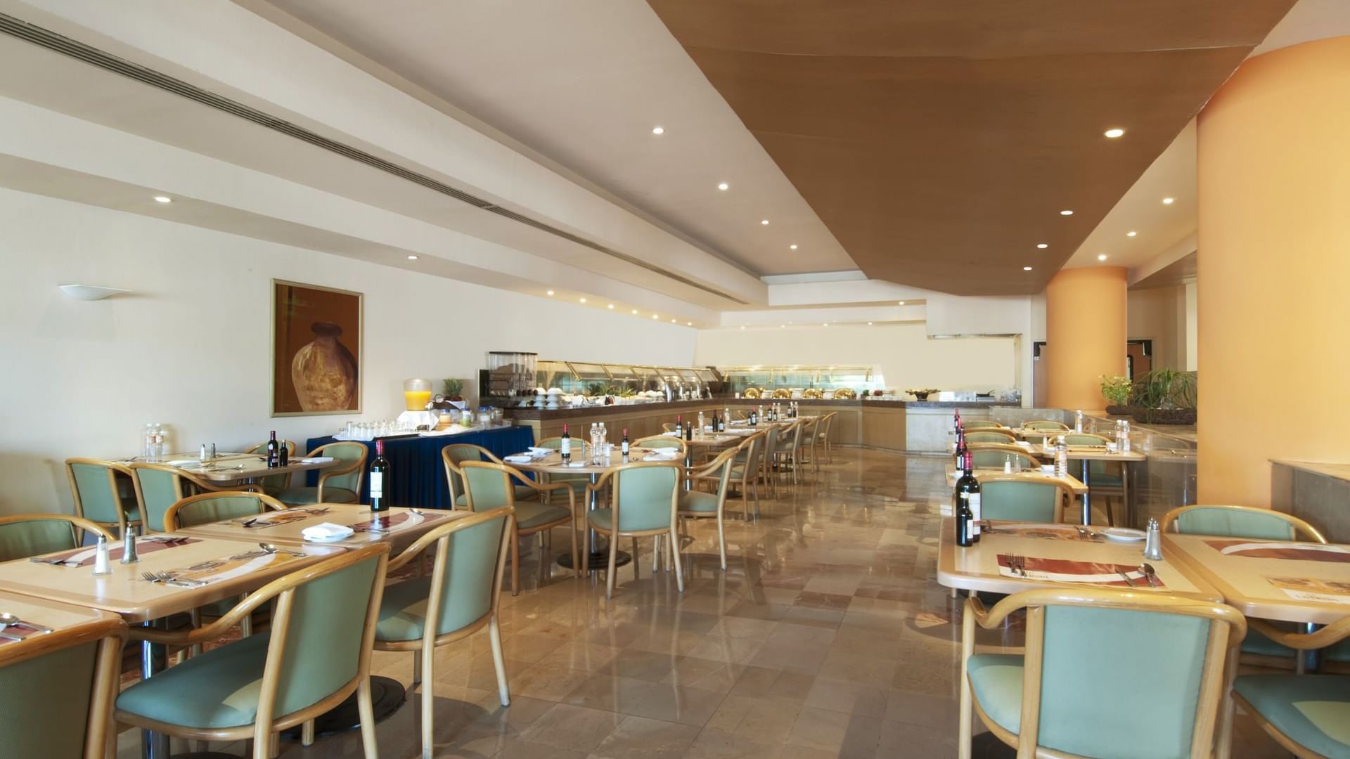 Café La Restaurant's dining area at Fiesta Inn Hermosillo