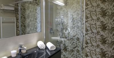 deluxe-bathroom