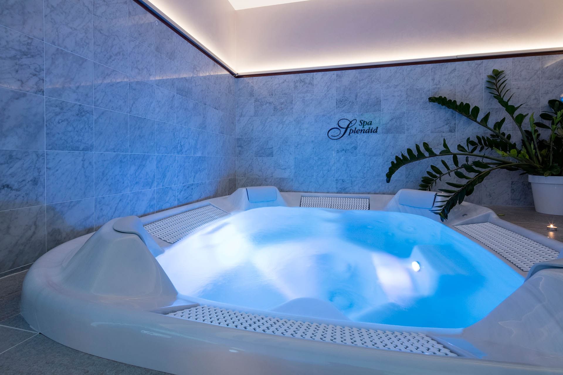 Jacuzzi Spa at Splendid Hotel and Spa