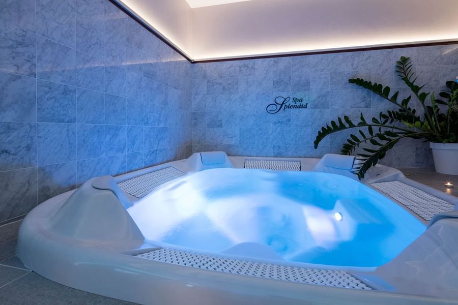 Intérieur apaisant du spa avec jacuzzi au Splendid Hotel & Spa de Nice