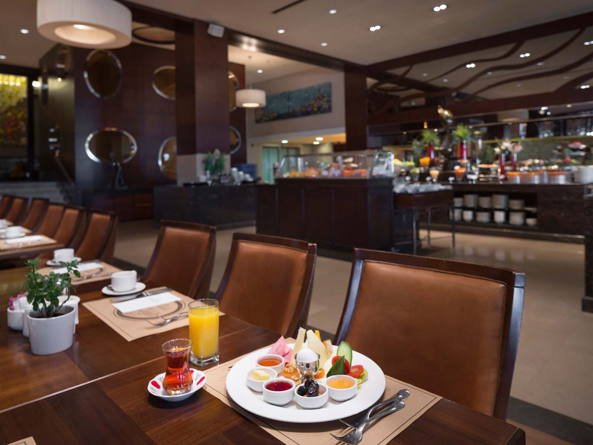 Titanic Business Kartal’ın Alesta Restaurant’ında, özenle hazırlanmış tatlıların eşlik ettiği çay ve meyve suyu ile donatılmış şık bir masa, misafirlerine keyifli bir lezzet molası sunuyor