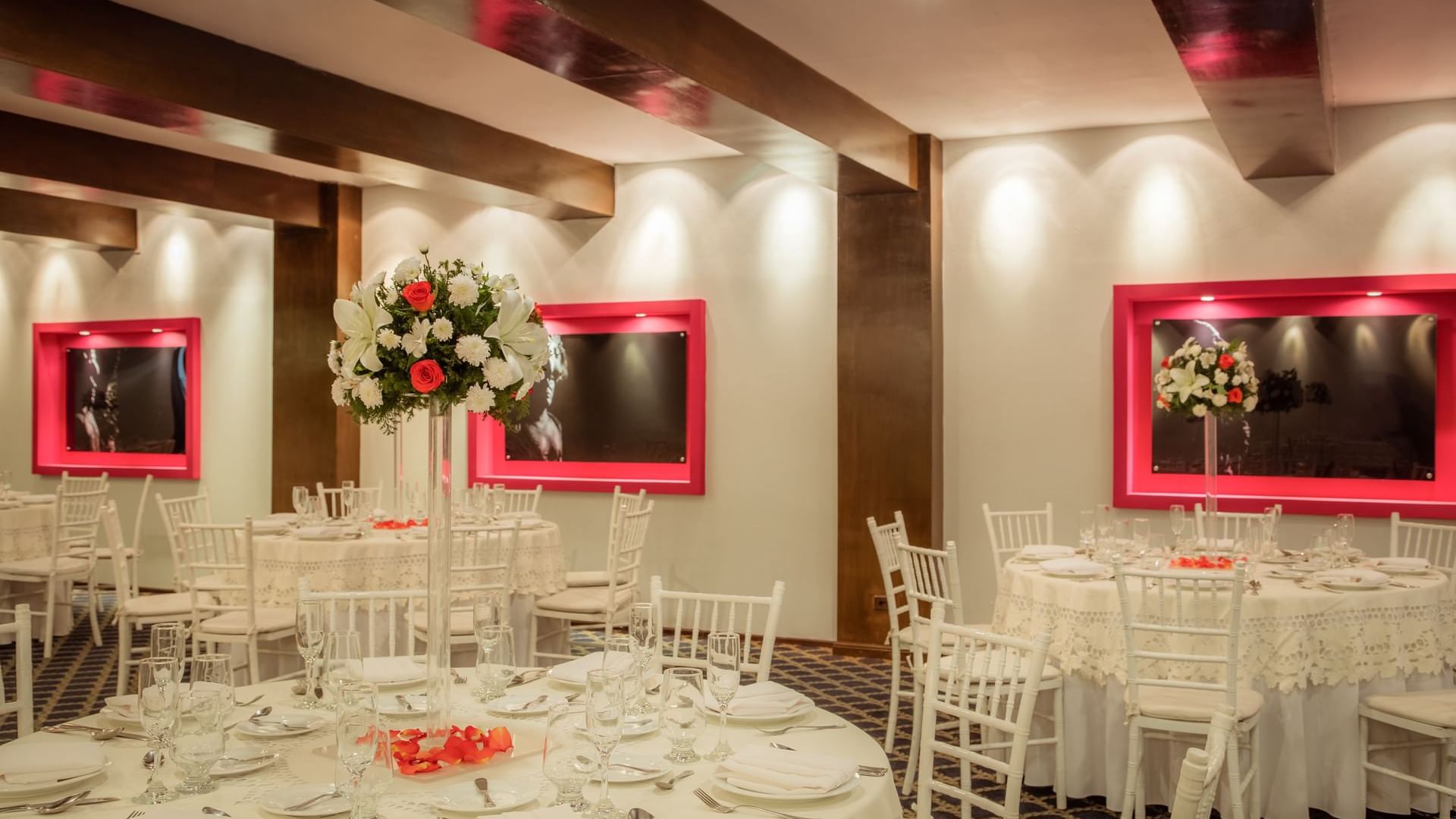 A banquet table set-up in a hall at Gamma Mérida el Castellano 
