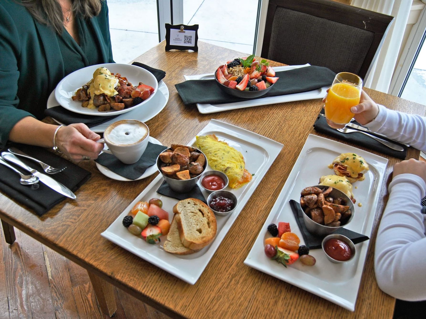 A couple having breakfast at Manteo Resort
