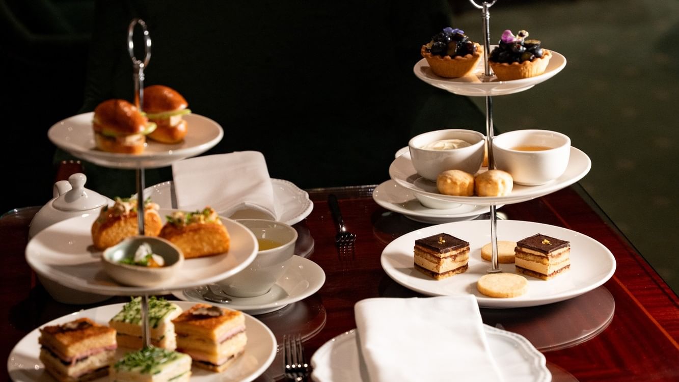 Présentoirs à étages avec sandwichs, pâtisseries et tasses de thé pour le Tea Time à l'Hôtel Westminster Paris