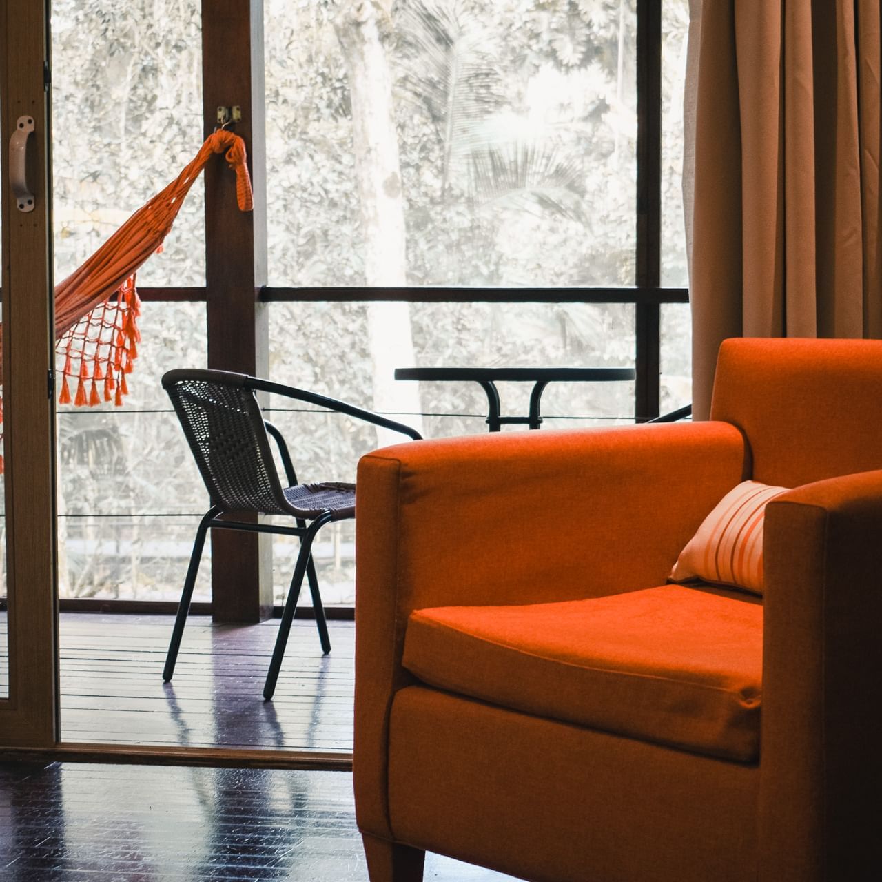 A hammock by the balcony lounge at La Cantera Lodge de Selva
