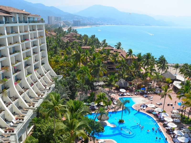 Piscina al aire libre cerca de la playa en Fiesta Americana Puerto Vallarta