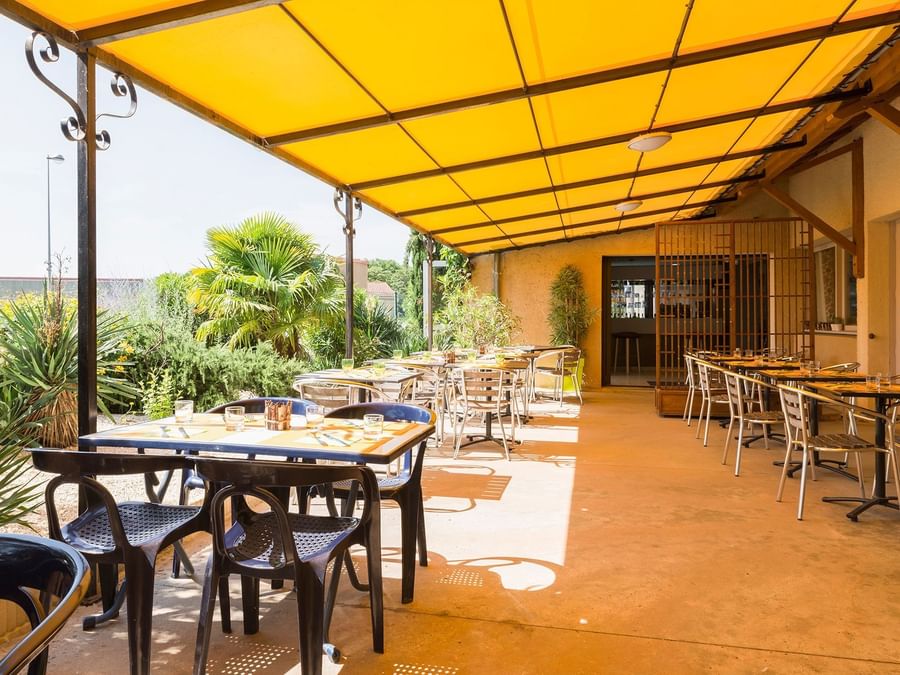 An outdoor dining area Hotel Valence East