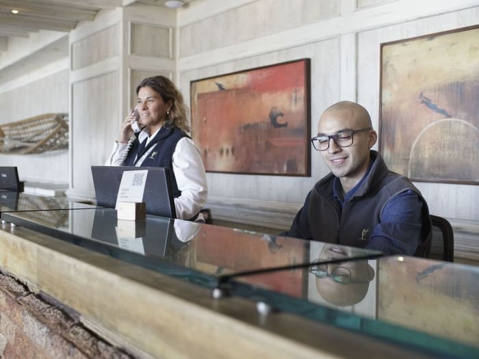 Receptionists at the reception desk in Hoteles Australis