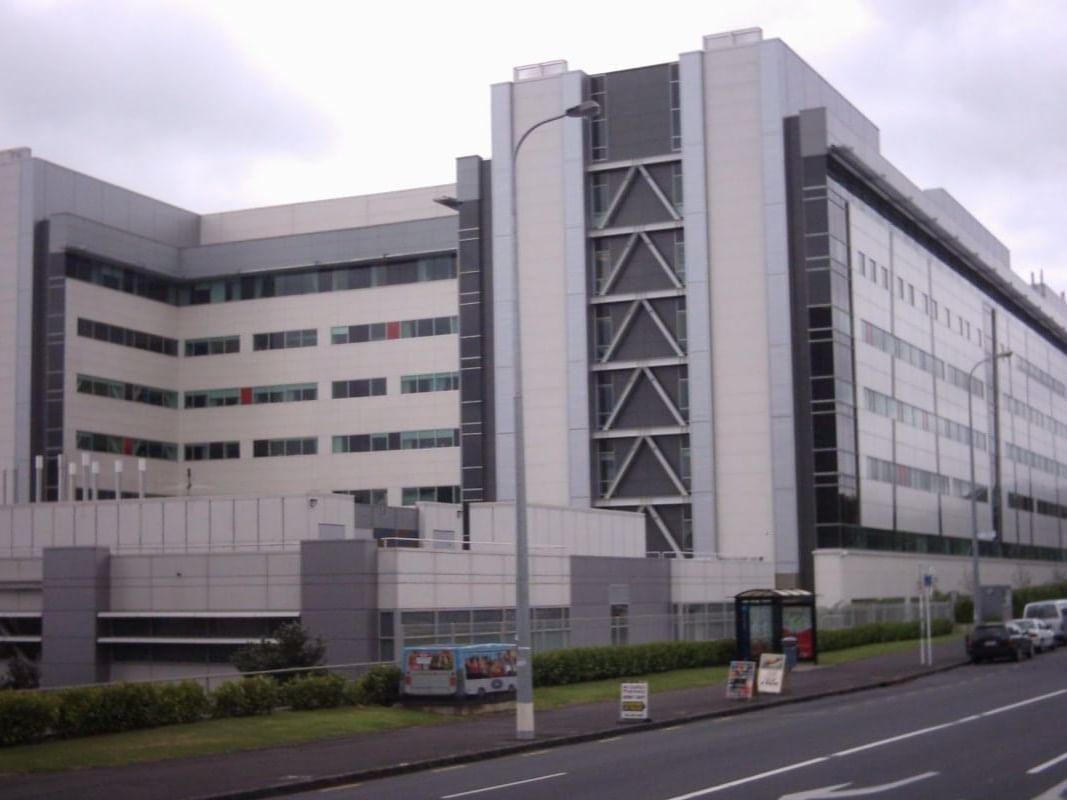 Exterior view of Auckland City Hospital near Nesuto Hotels