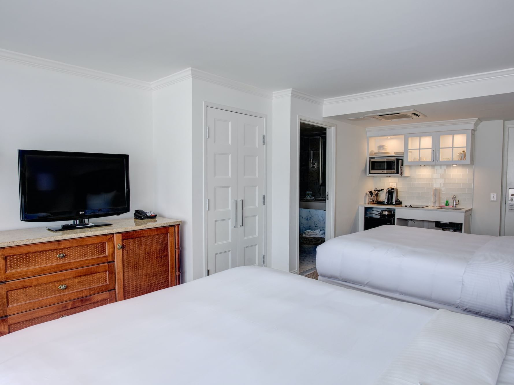 Beds with kitchenette in Classic Queen Studio at ICONA Avalon