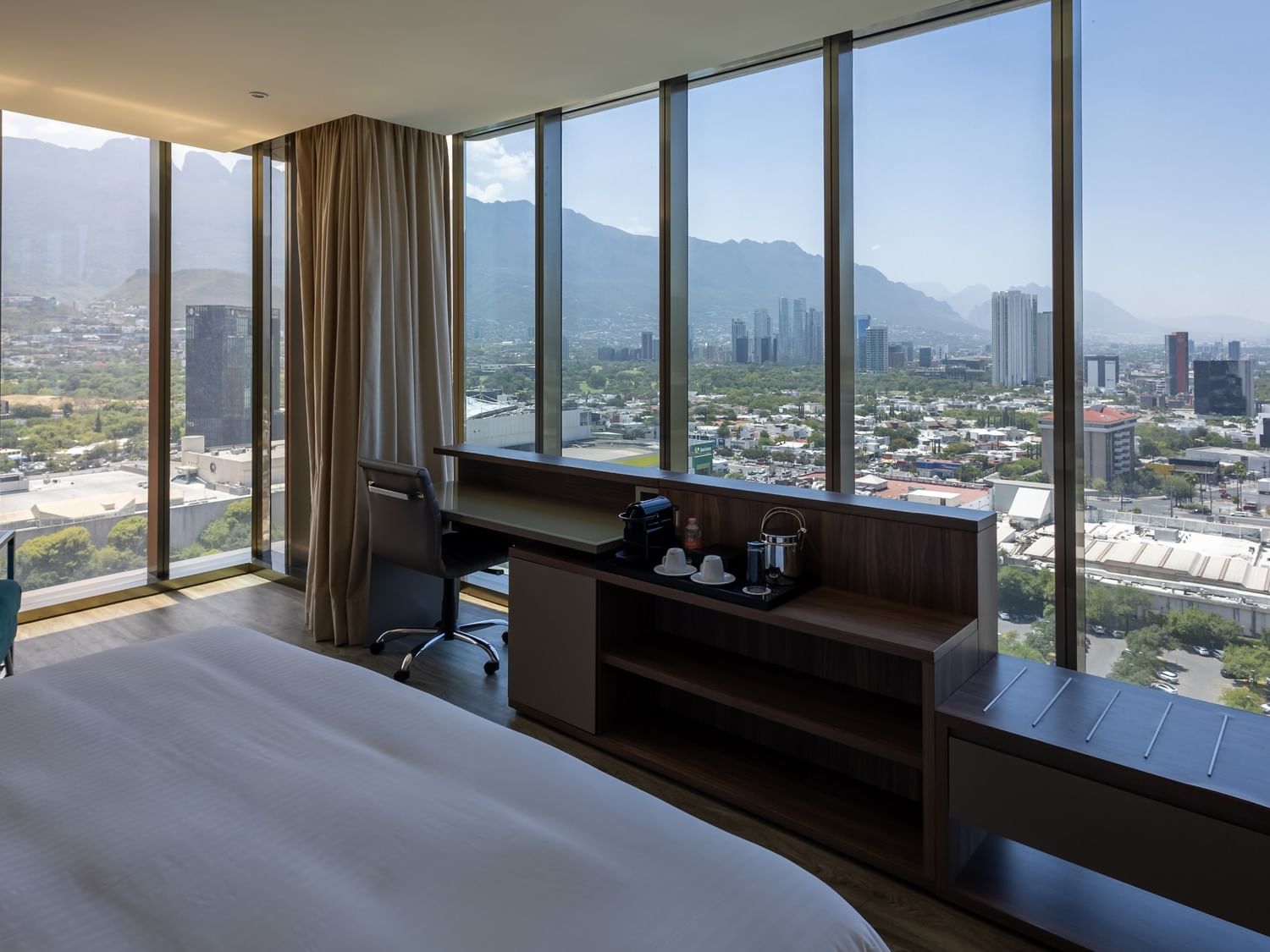 Junior Suite King con vistas panorámicas a la ciudad y montañas en Camino Real Fashion Drive Monterrey
