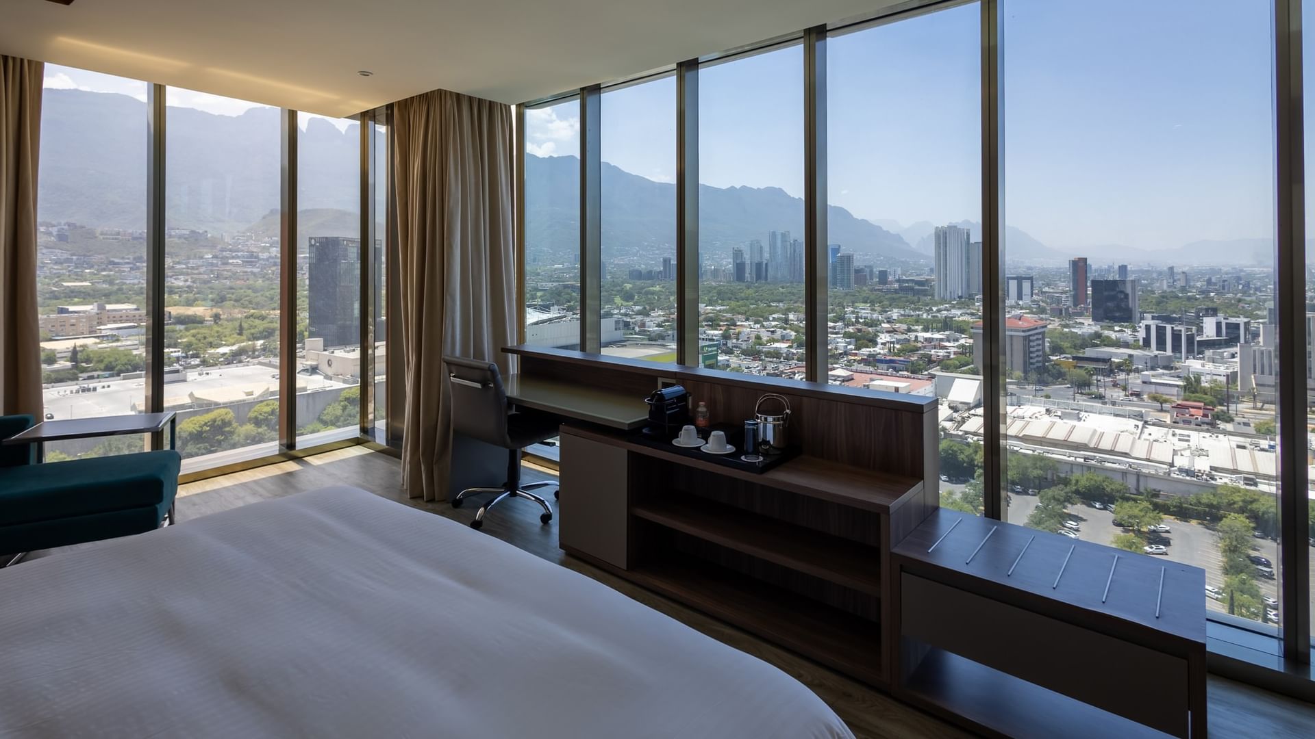 Junior Suite King con vistas panorámicas a la ciudad y montañas en Camino Real Fashion Drive Monterrey