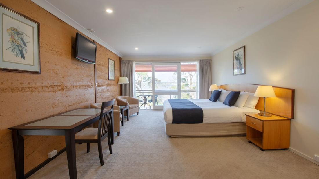 Waterview Studio bedroom with king bed at Mercure Kangaroo