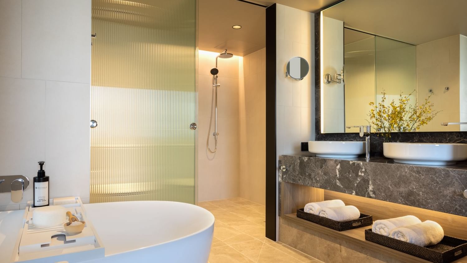 Deluxe Suite bathroom
