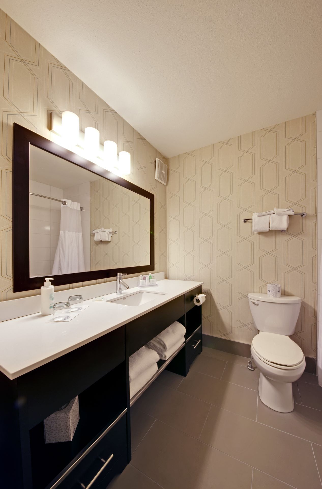 Coast-Kamloops - Bathroom