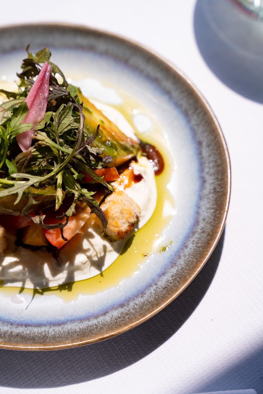 Burrata, tomates anciennes et pesto de basilic  
