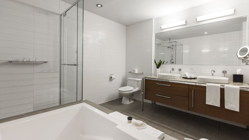 Bathroom area with bathtub in Penthouse Crescent at Warwick Le Crystal