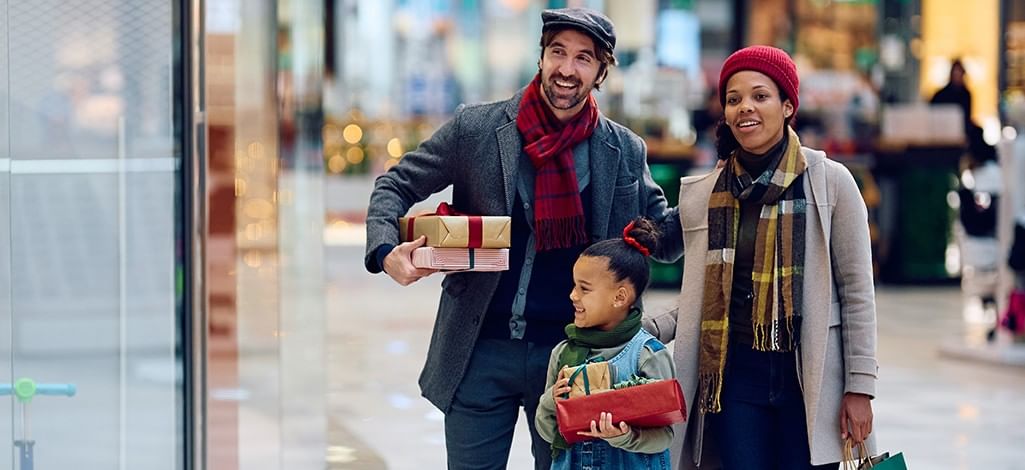 Family choosing Christmas presents inside a mall