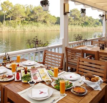 VIP Kahvaltı – Titanic Deluxe Golf Belek’te Nehir Kenarında Şıklık ve Huzur