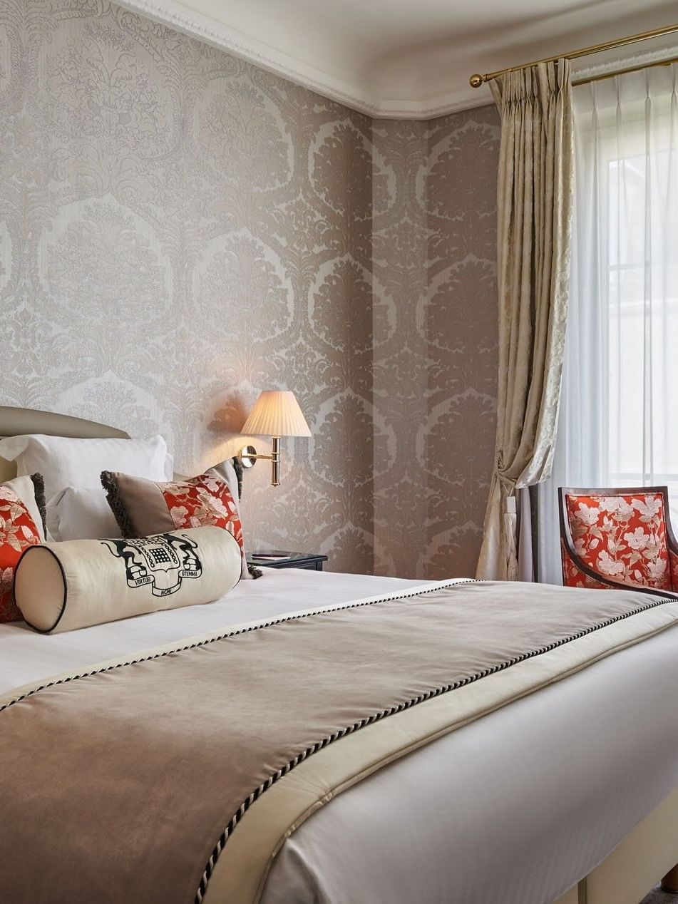 Élégante chambre Deluxe Belle Époque aux motifs floraux à l'Hôtel Westminster Paris.